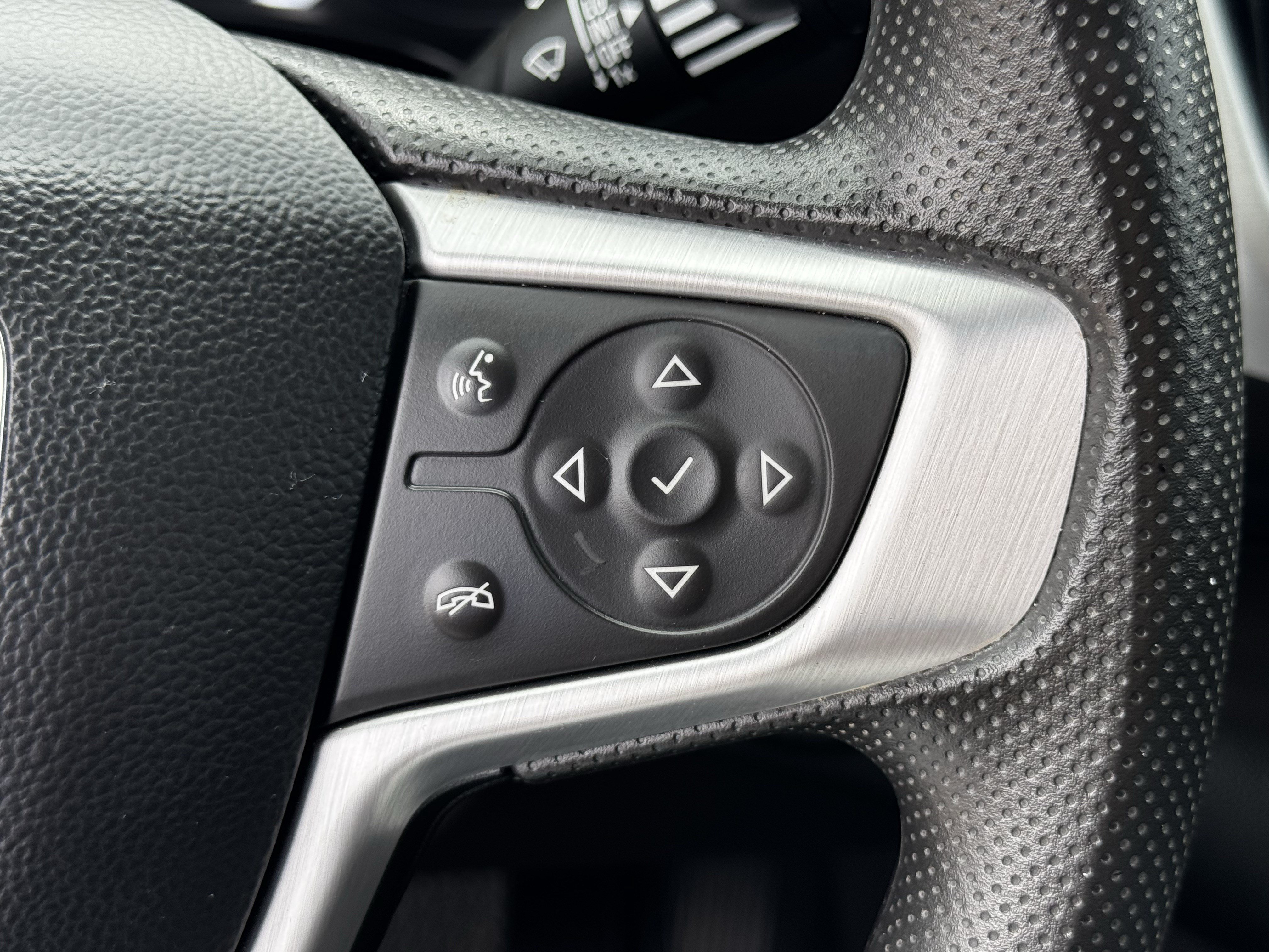 Used 2024 GMC Terrain SLE w/ Driver Convenience Package FWD image 23