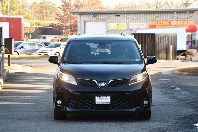 Used 2020 Toyota Sienna SE image 2