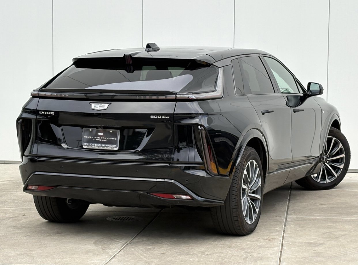 Used 2024 Cadillac Lyriq Luxury AWD/4WD image 7