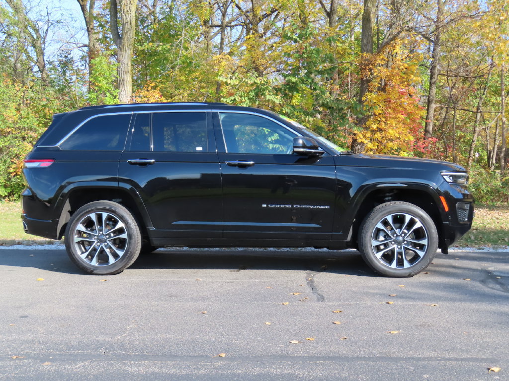 Used 2022 Jeep Grand Cherokee Overland w/ Luxury Tech Group IV AWD/4WD image 2