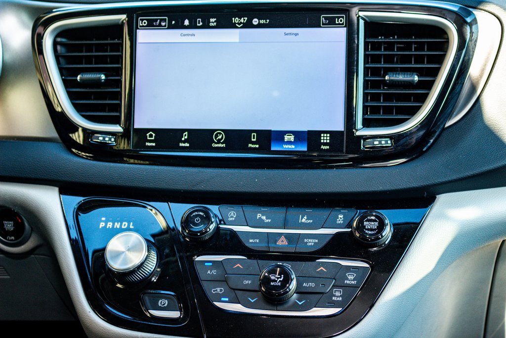 Used 2023 Chrysler Pacifica Touring-L image 13