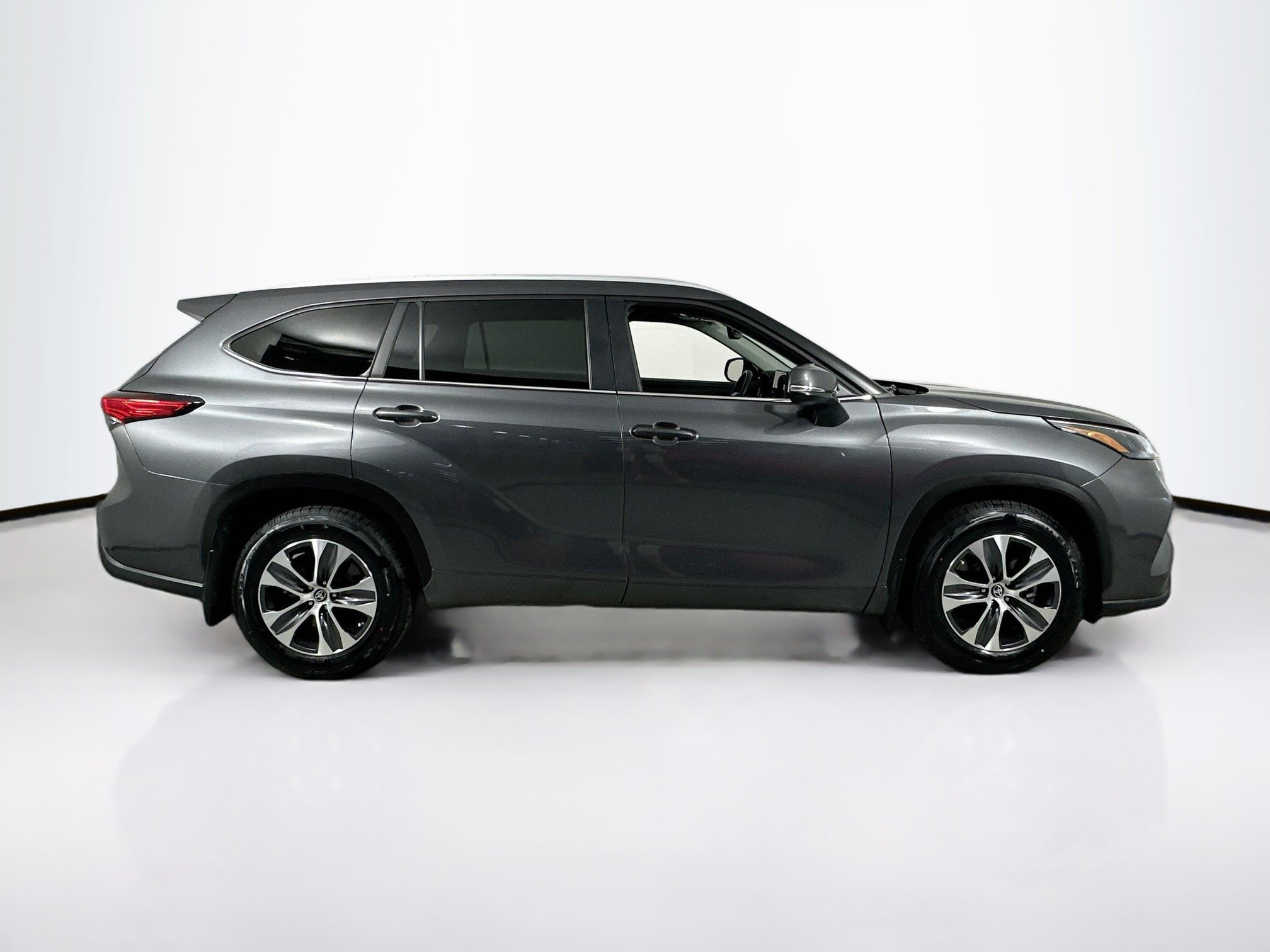 Used 2023 Toyota Highlander XLE image 4