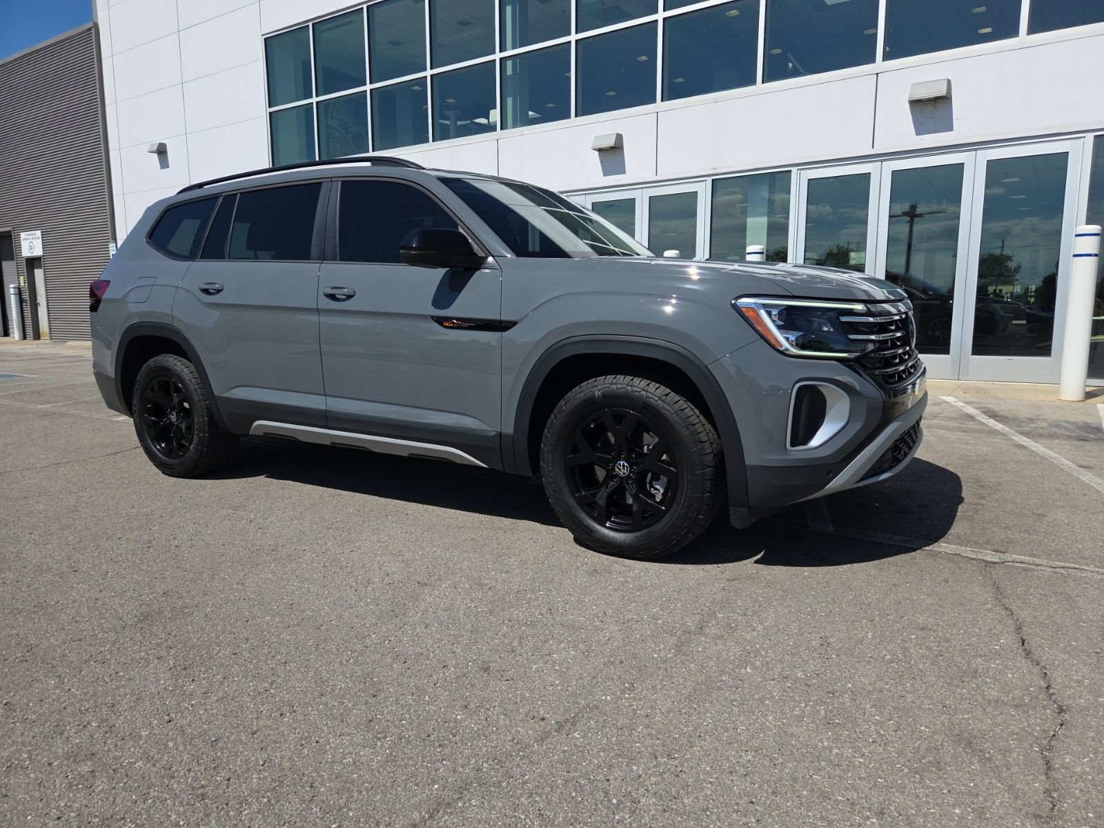 Certified 2024 Volkswagen Atlas Peak Edition SEL AWD/4WD image 2