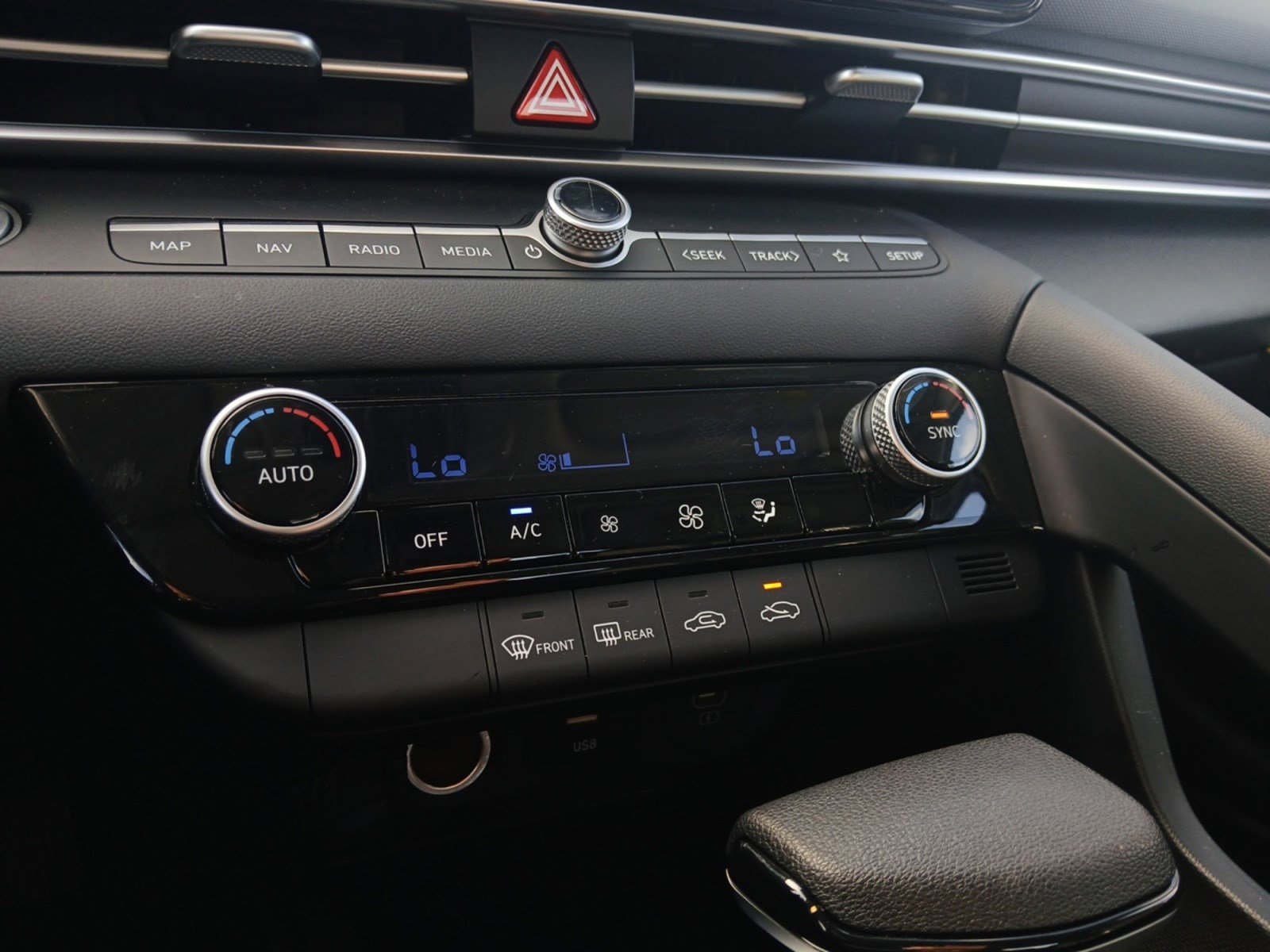 Certified 2024 Hyundai Elantra SEL image 17