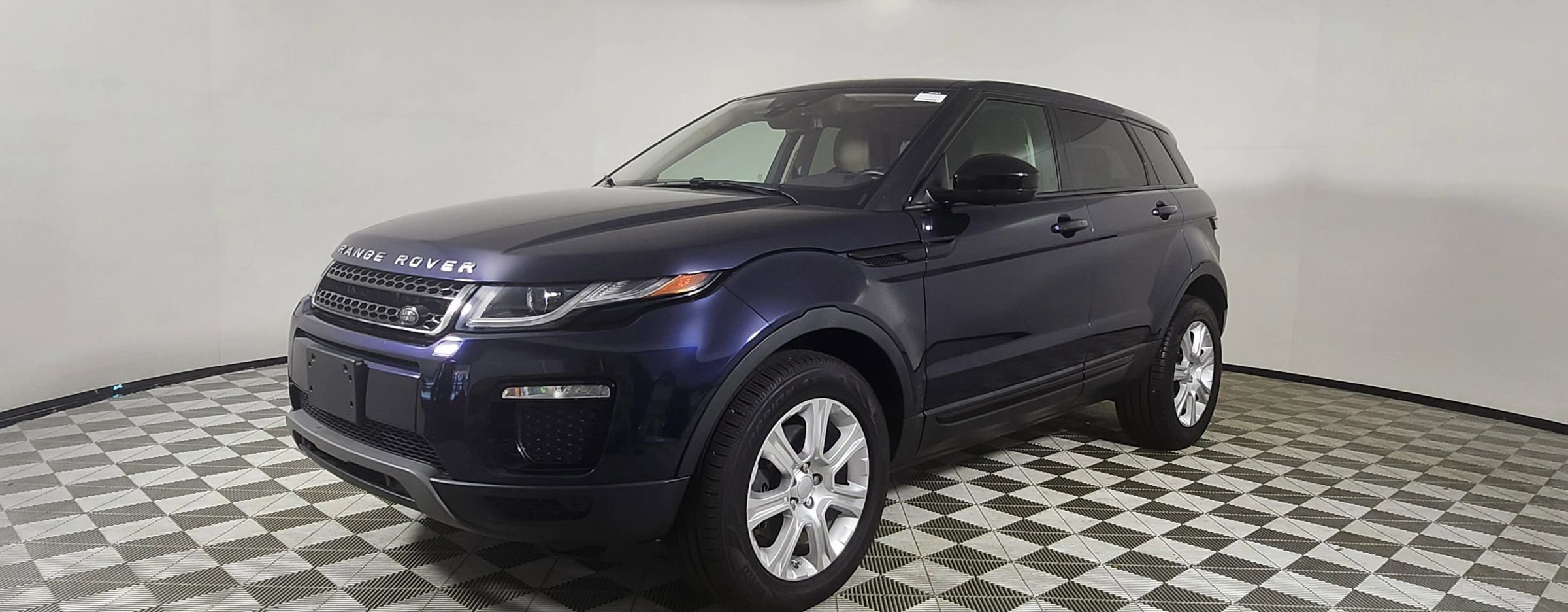 Used 2019 Land Rover Range Rover Evoque SE image 3
