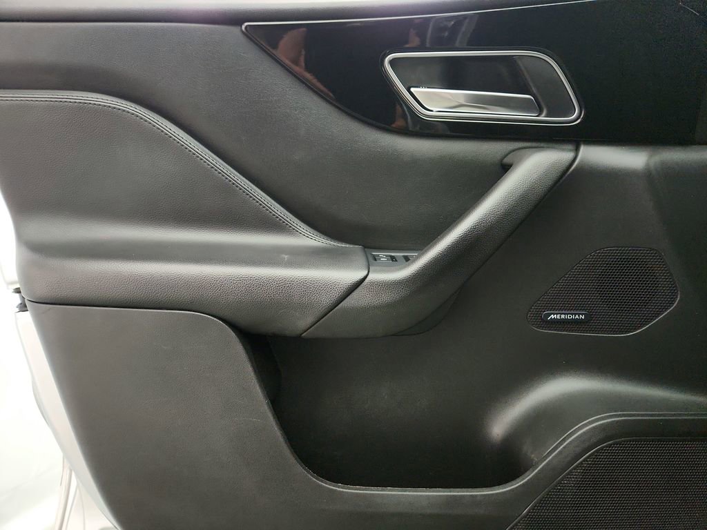 Used 2020 Jaguar F-PACE Premium image 25