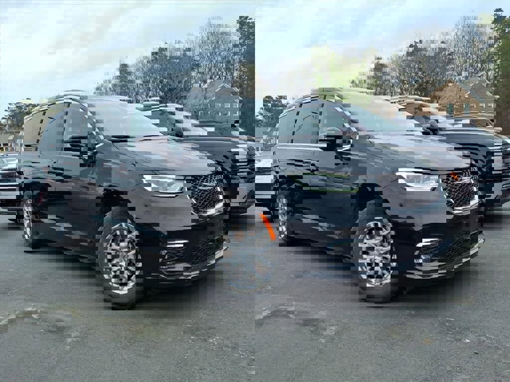 Used 2024 Chrysler Pacifica Touring-L