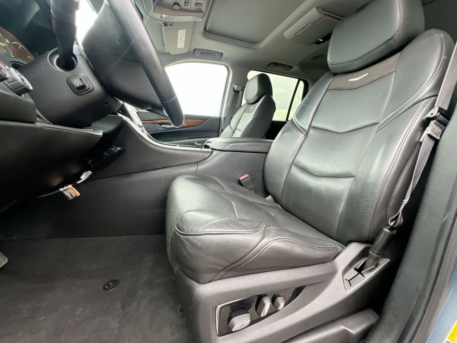 Used 2015 Cadillac Escalade Luxury AWD/4WD image 16