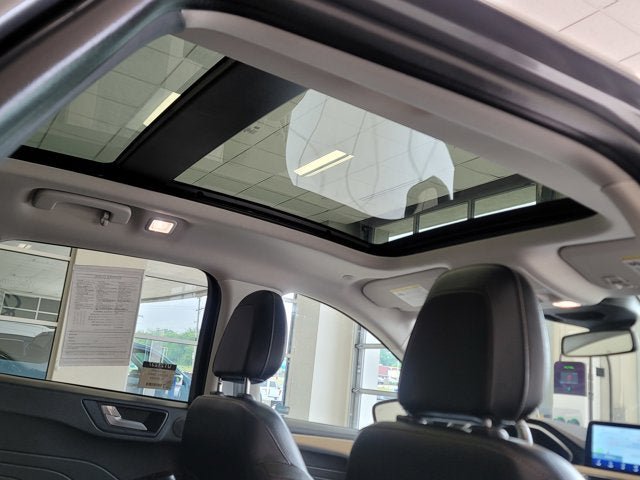 Used 2022 Ford Escape Titanium w/ Titanium Elite Package AWD/4WD image 9