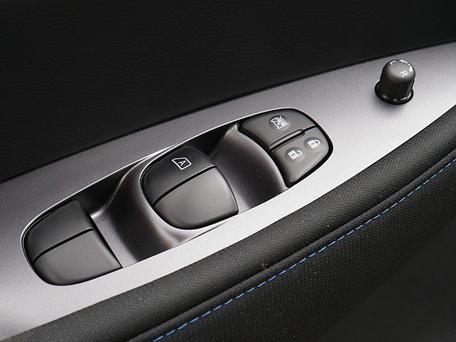 Used 2025 Nissan Leaf S image 23