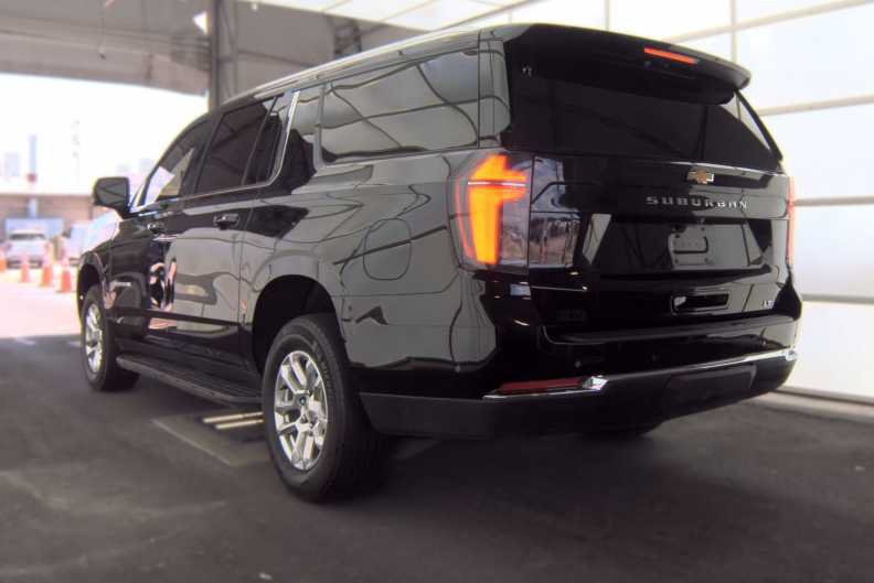 Used 2025 Chevrolet Suburban LT w/ Comfort Package RWD image 4