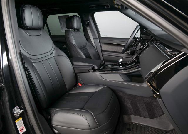 Used 2025 Land Rover Range Rover Sport Dynamic SE image 3