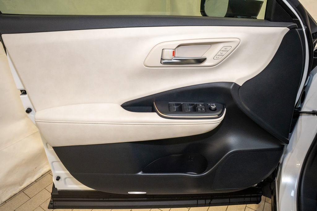 Used 2023 Toyota Crown Limited image 13