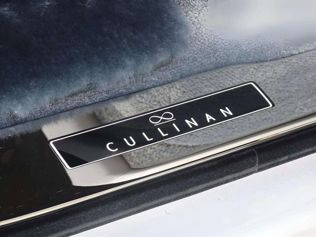 New 2025 Rolls-Royce Cullinan Black Badge image 13
