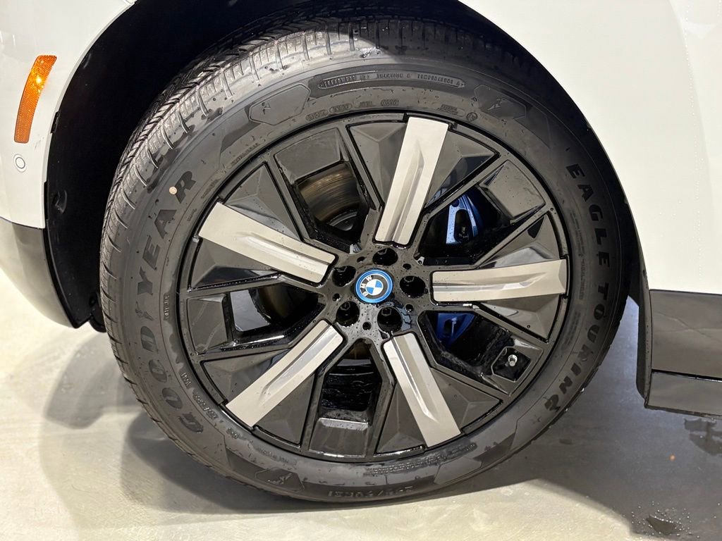 Used 2025 BMW iX xDrive50 w/ Sport Package image 7