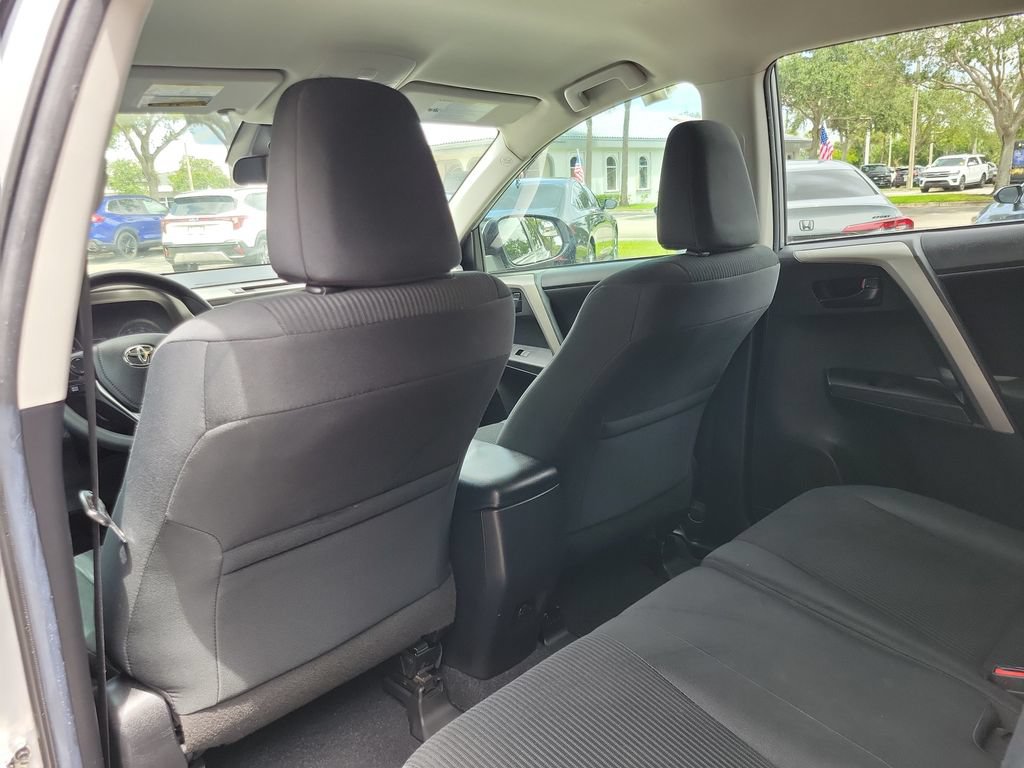 Used 2018 Toyota RAV4 LE FWD image 8