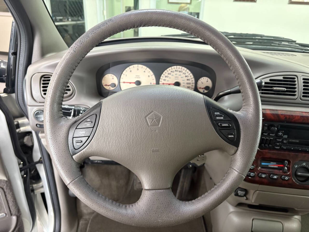 Used 2000 Chrysler Town & Country Limited image 12