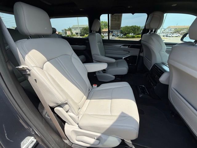 Used 2025 Jeep Wagoneer Series III w/ Premium Group I AWD/4WD image 13