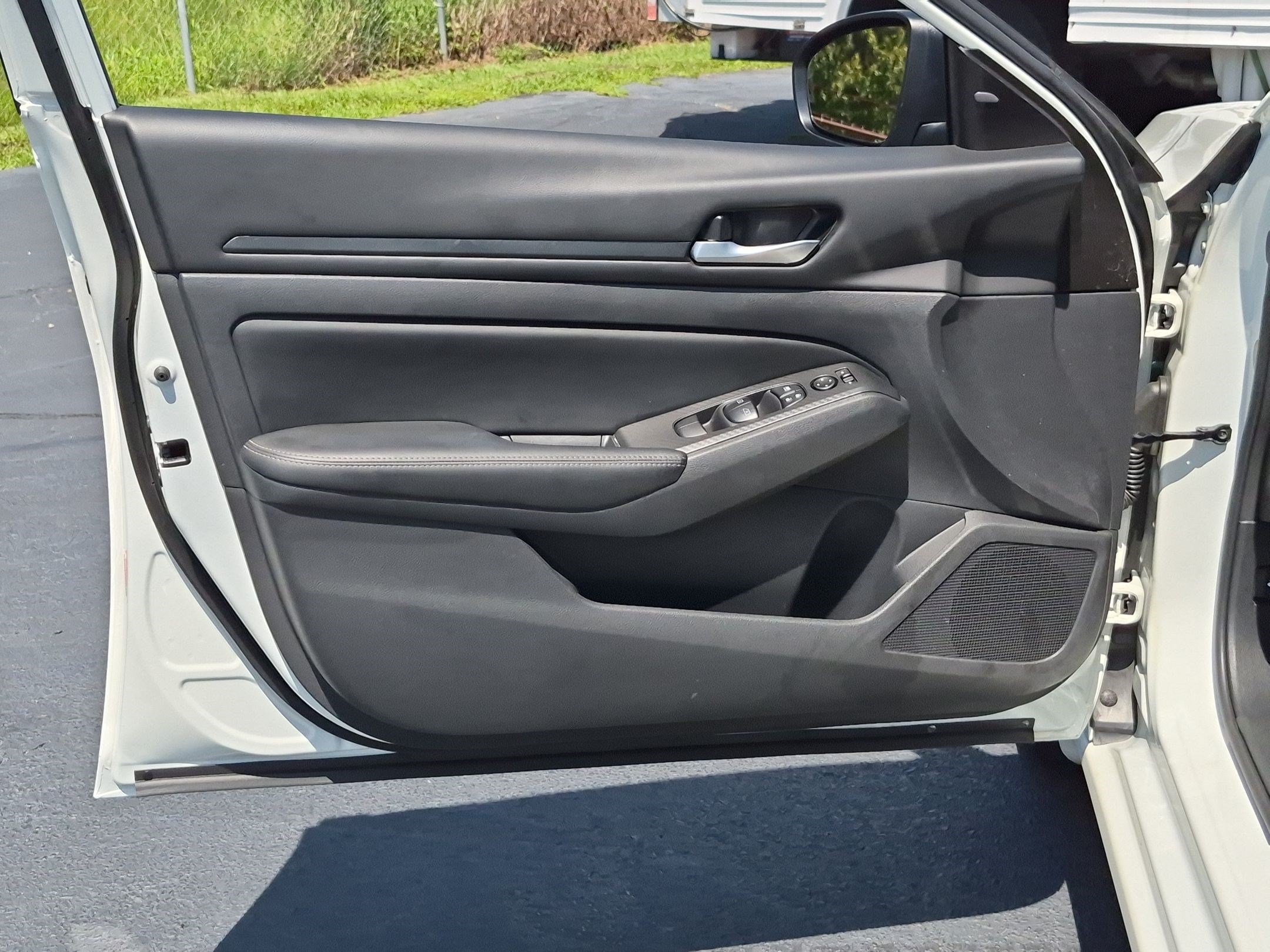 Used 2025 Nissan Altima 2.5 SV FWD image 12
