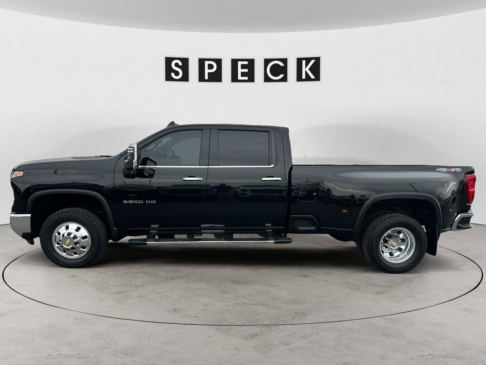 Used 2024 Chevrolet Silverado 3500 LTZ w/ LTZ Plus Package AWD/4WD image 2