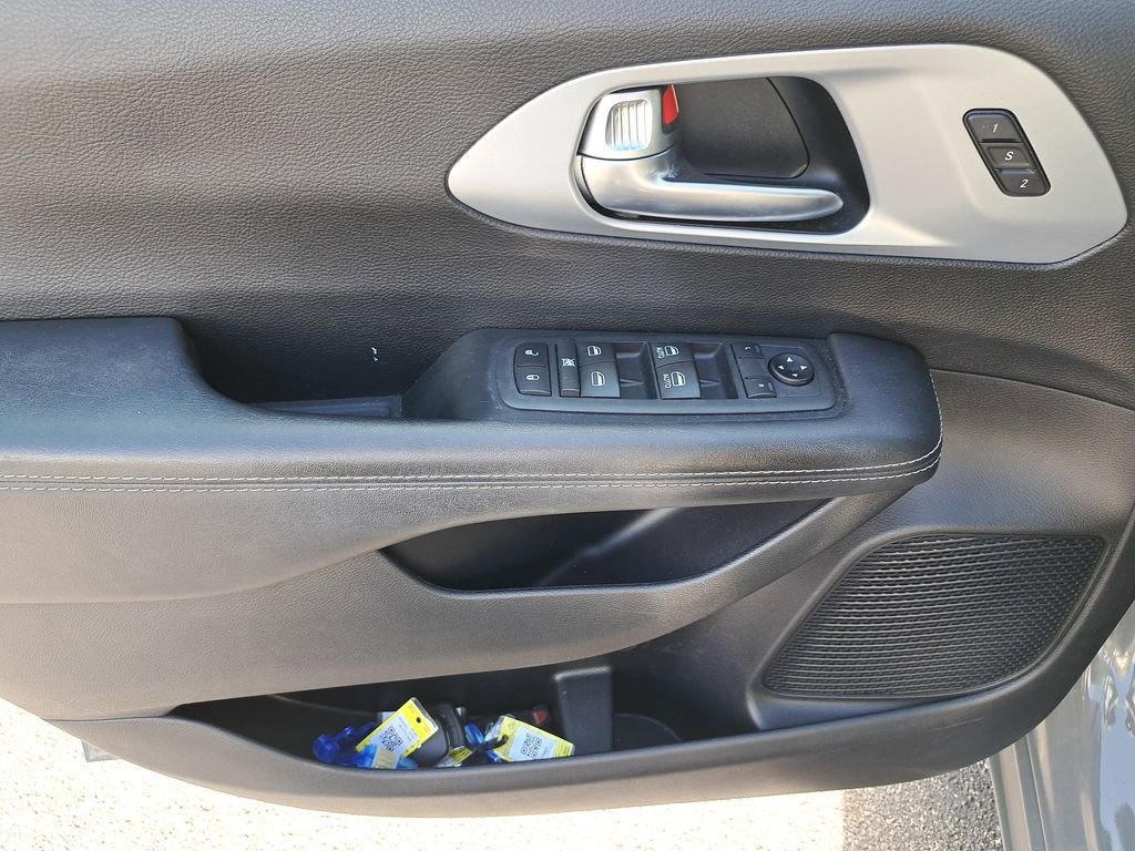 Used 2020 Chrysler Pacifica Touring-L w/ S Appearance Package image 14