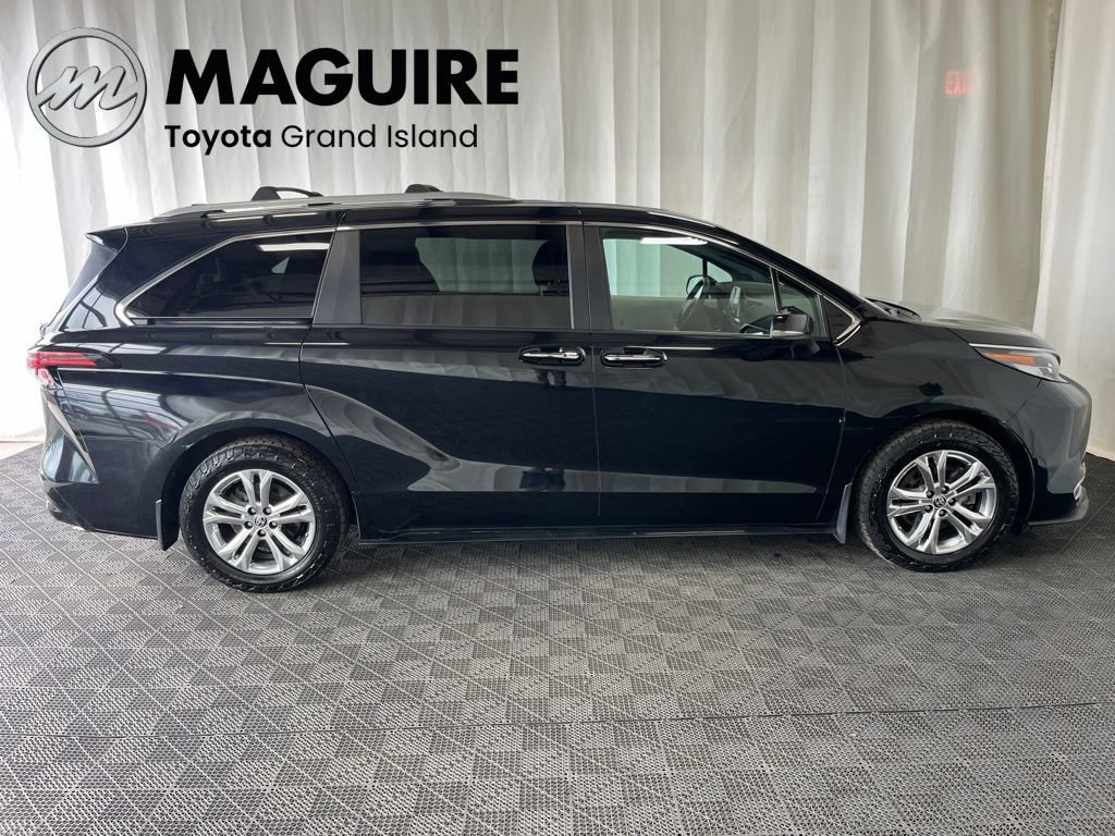 Used 2023 Toyota Sienna Platinum AWD/4WD image 2