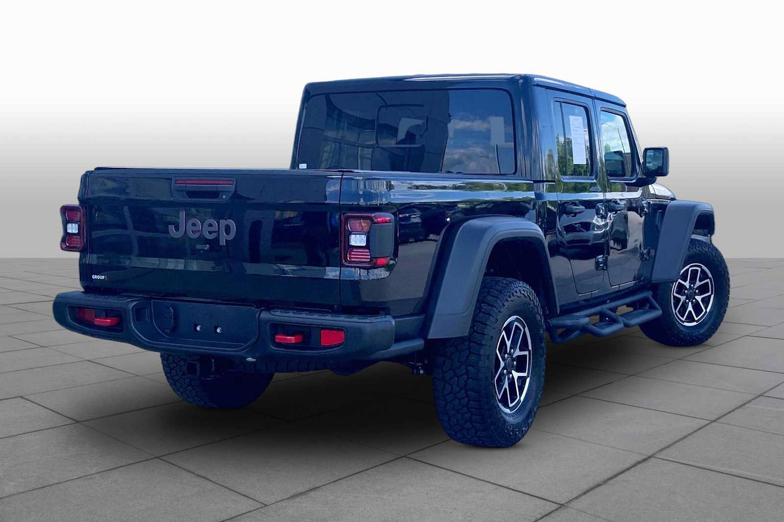 Used 2025 Jeep Gladiator Rubicon w/ Convenience Group AWD/4WD image 13