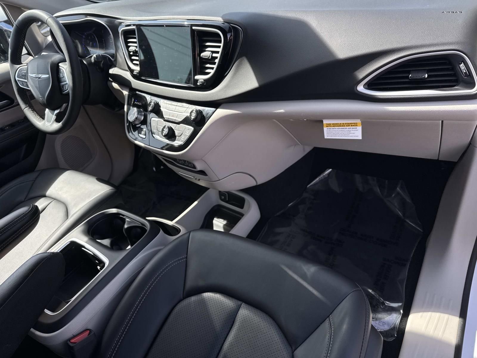 Used 2024 Chrysler Pacifica Touring-L image 12