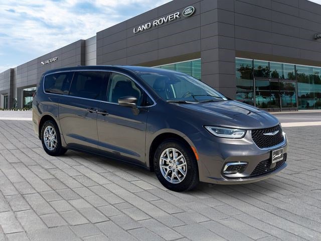 Used 2023 Chrysler Pacifica Touring-L image 7