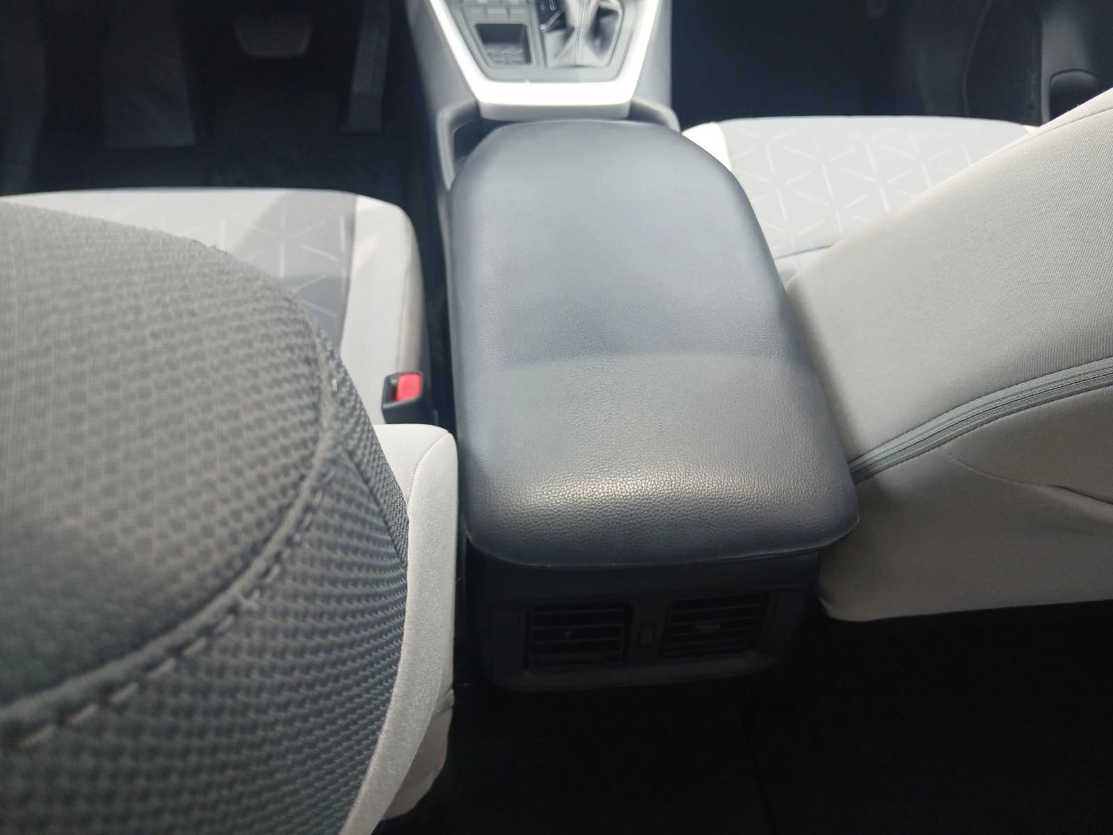 Used 2020 Toyota RAV4 XLE w/ Convenience Package FWD image 30