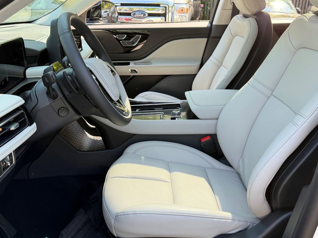 New 2026 Lincoln Aviator AWD image 13