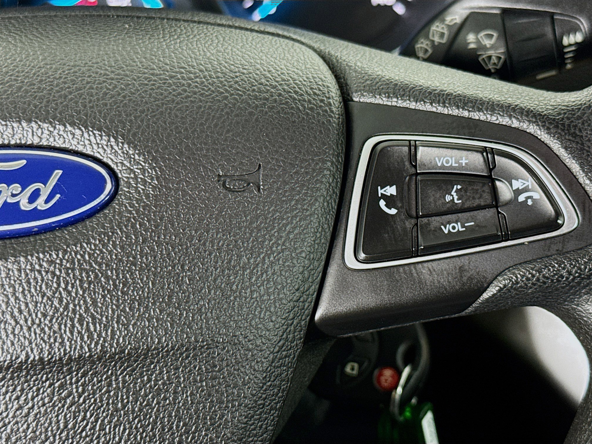 Used 2018 Ford Escape SE w/ Ford Safe & Smart Package FWD image 14