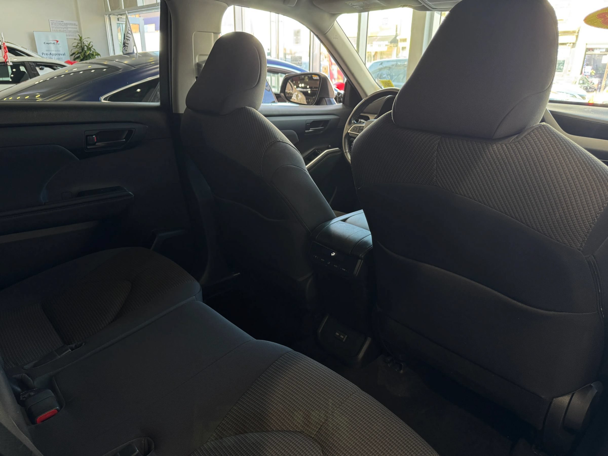 Used 2023 Toyota Highlander LE AWD/4WD image 25