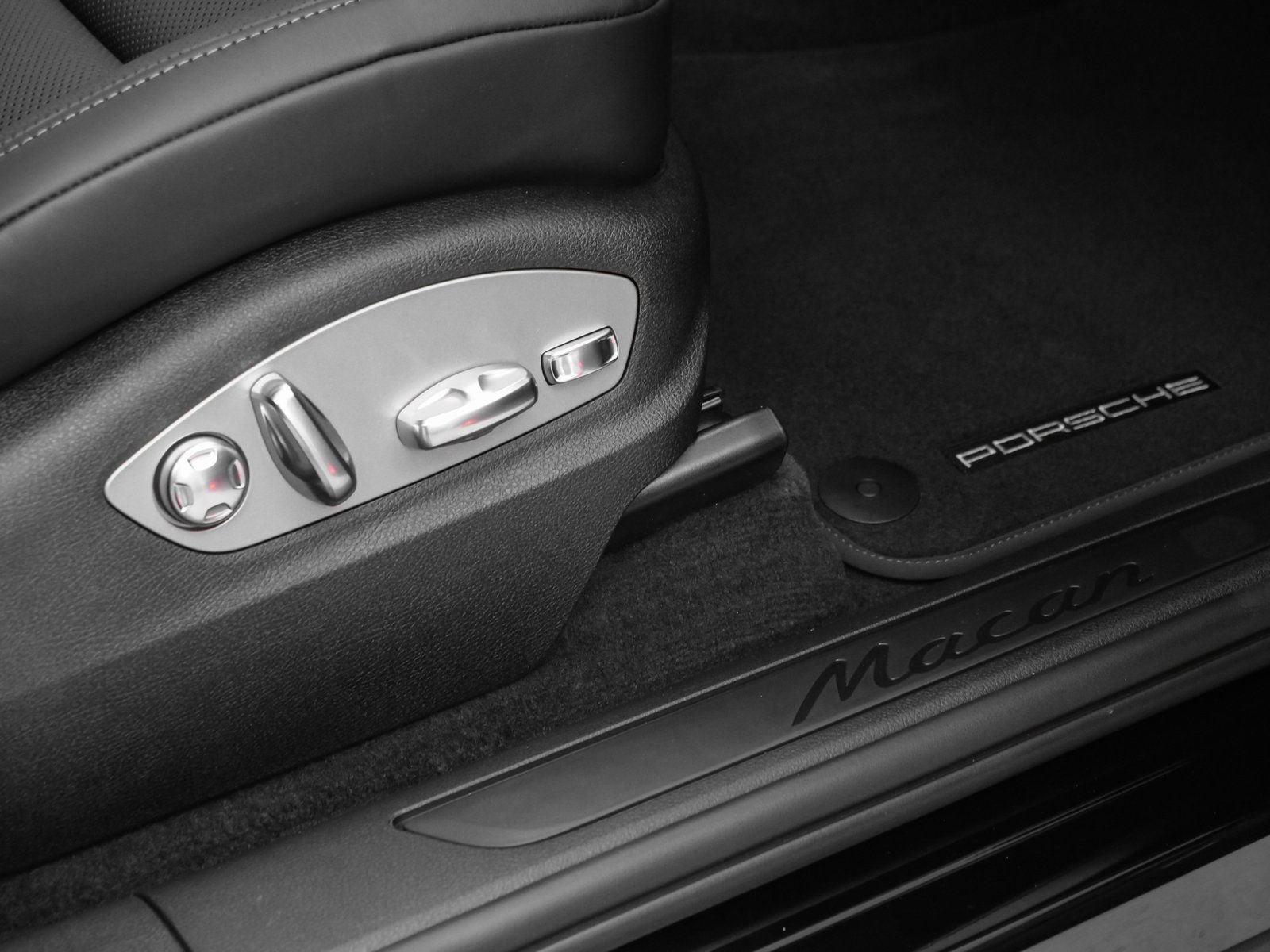 Certified 2025 Porsche Macan image 16