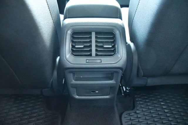 Used 2025 Volkswagen Taos SE w/ Taos MDO Package FWD image 12