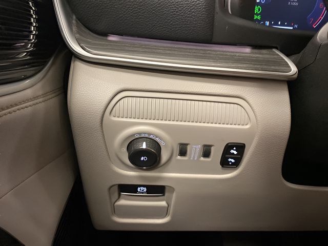 Certified 2024 Jeep Wagoneer L Series III w/ Premium Group I AWD/4WD image 18