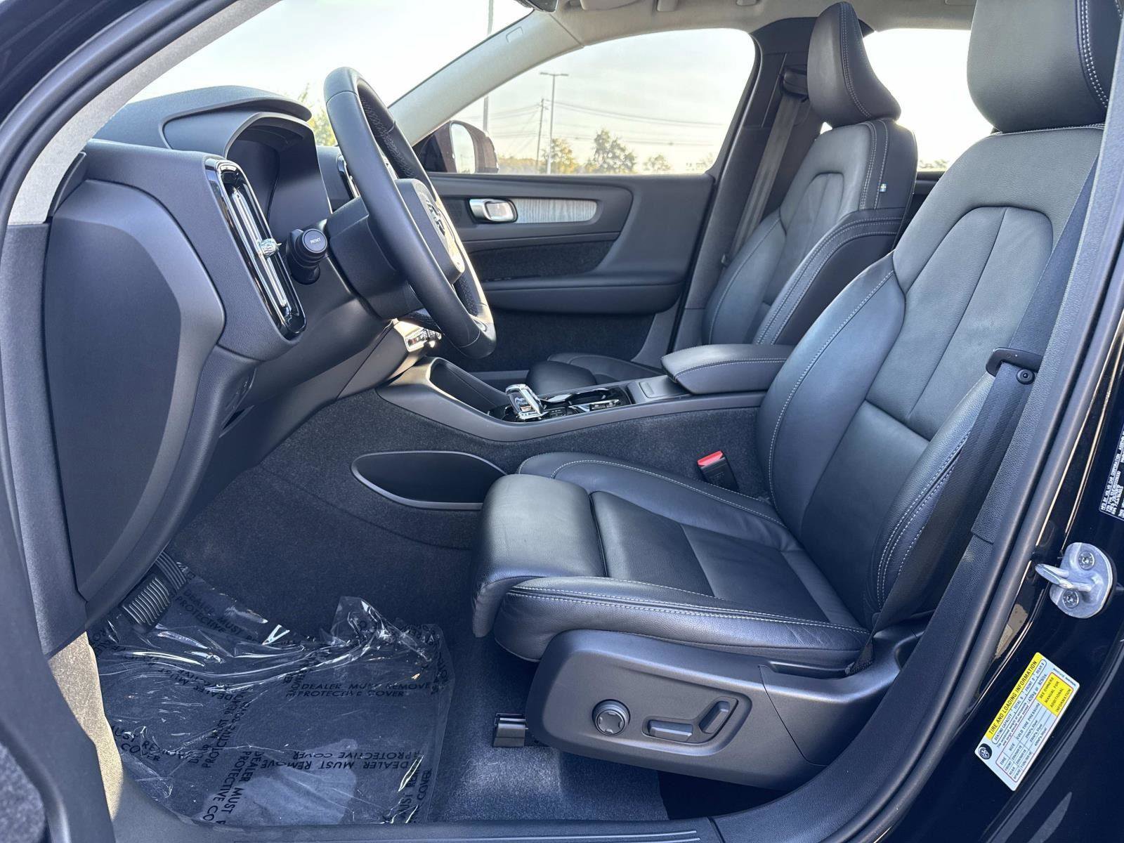 Used 2024 Volvo XC40 B5 Plus image 23