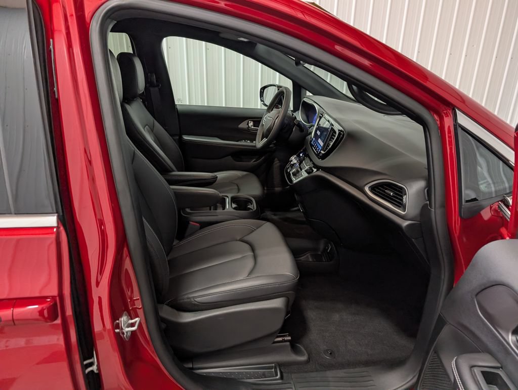 Used 2027 Chrysler Pacifica Select FWD image 26
