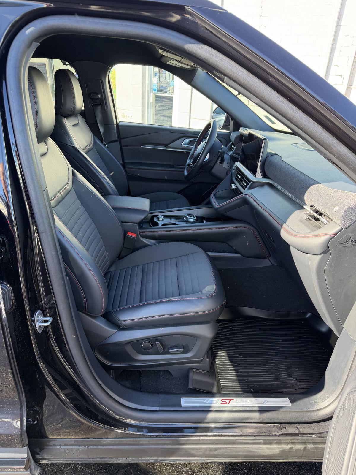 Used 2025 Ford Explorer ST-Line w/ ST-Line Street Pack image 29