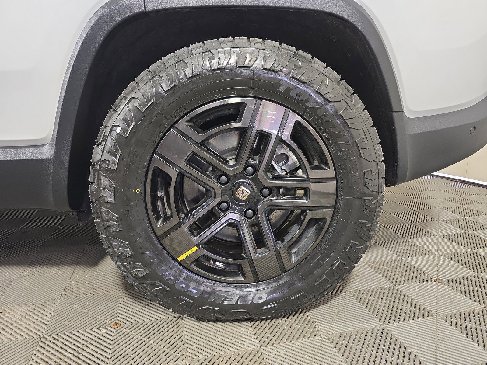 Used 2024 Rivian R1S Adventure AWD/4WD image 10