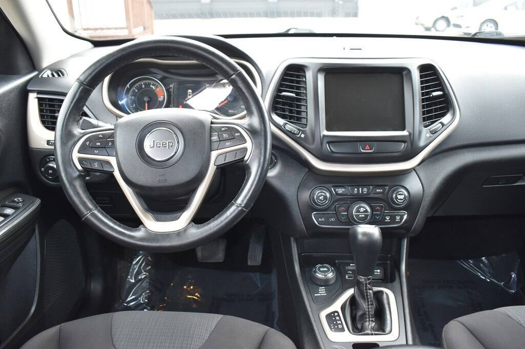 Used 2017 Jeep Cherokee Latitude w/ Comfort & Convenience Group AWD/4WD image 13