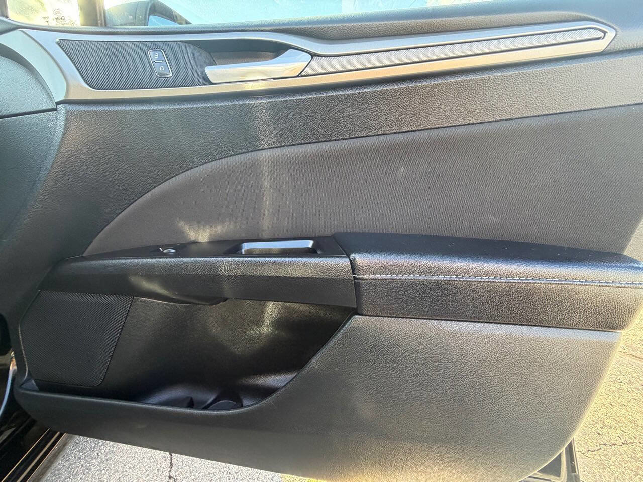 Used 2017 Ford Fusion SE image 17