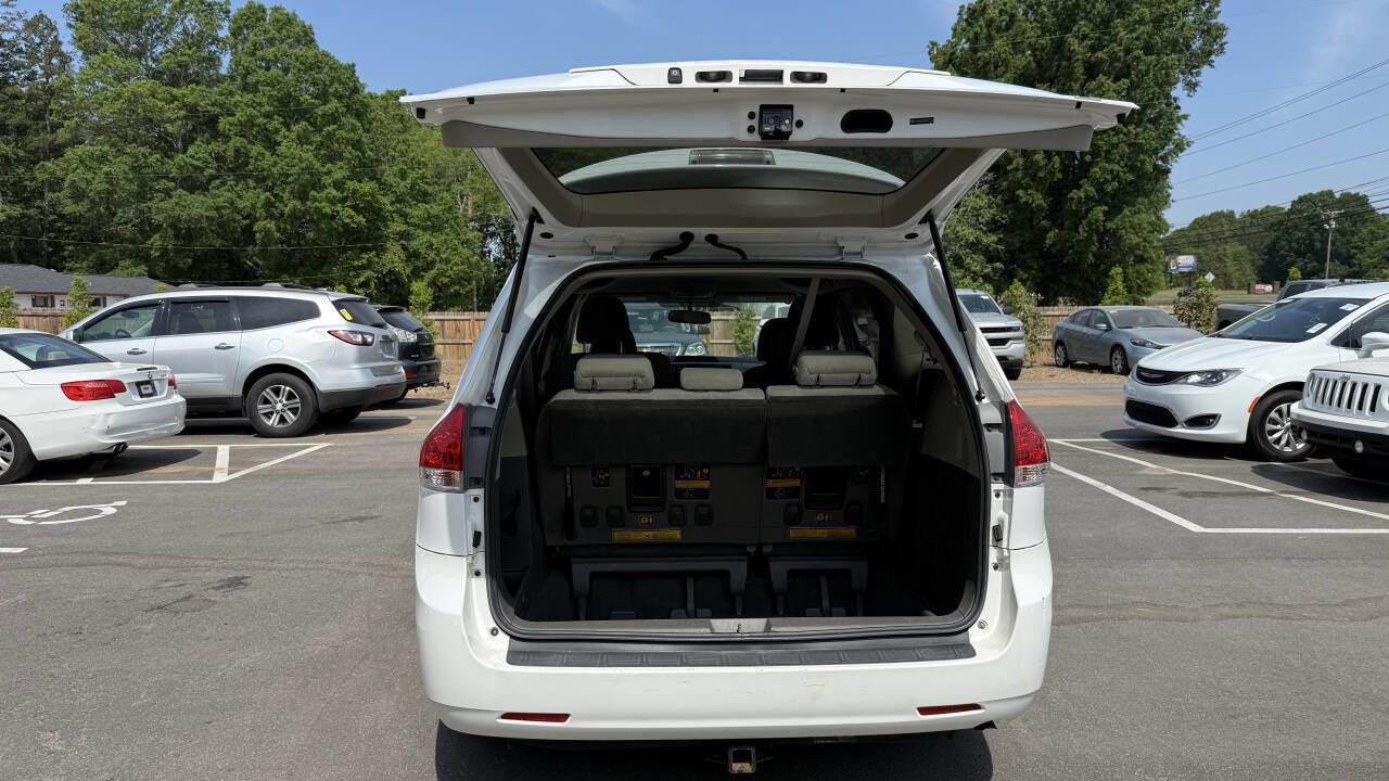 Used 2011 Toyota Sienna LE FWD image 6
