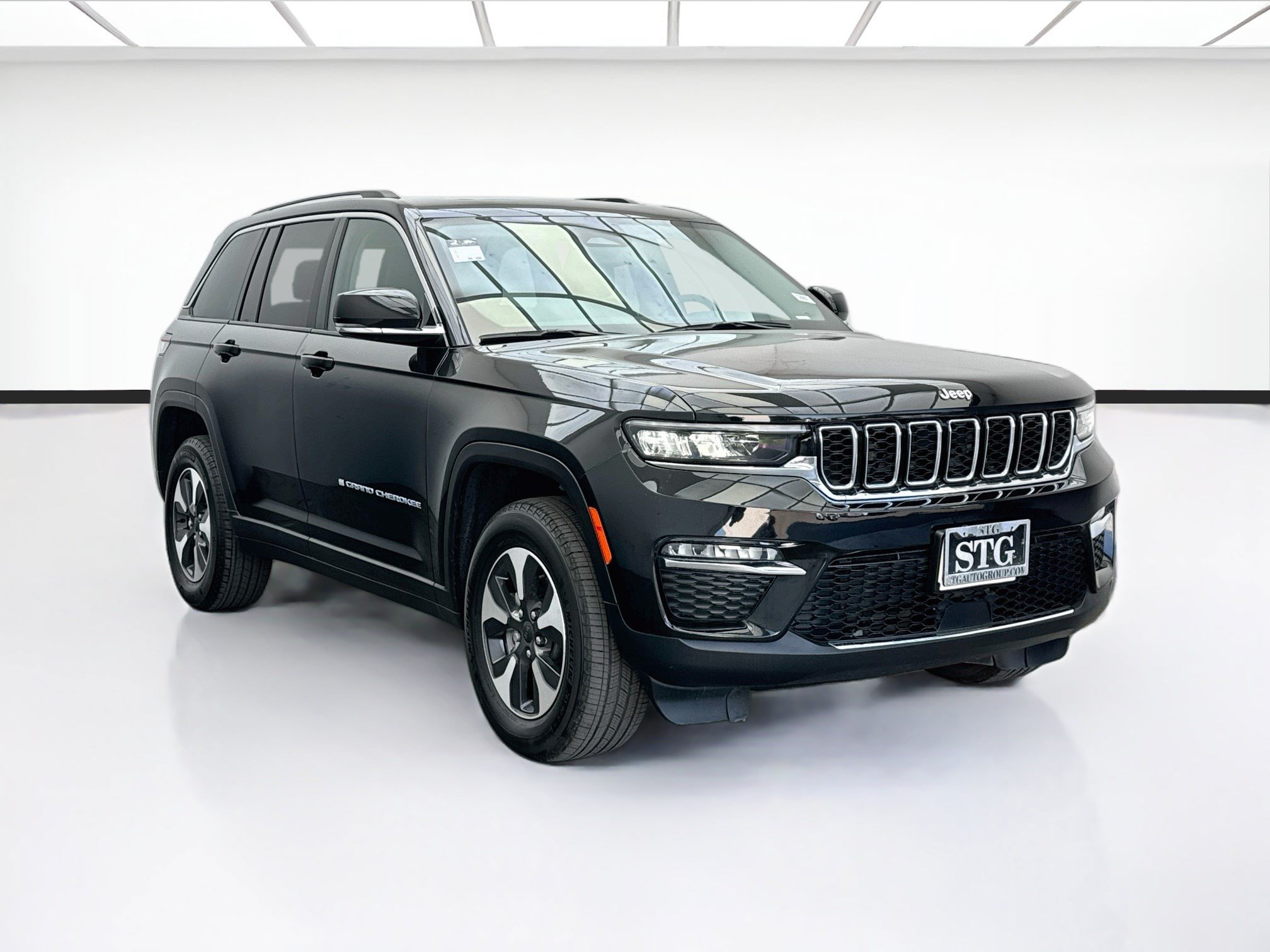 Used 2023 Jeep Grand Cherokee 4WD 4xe image 3