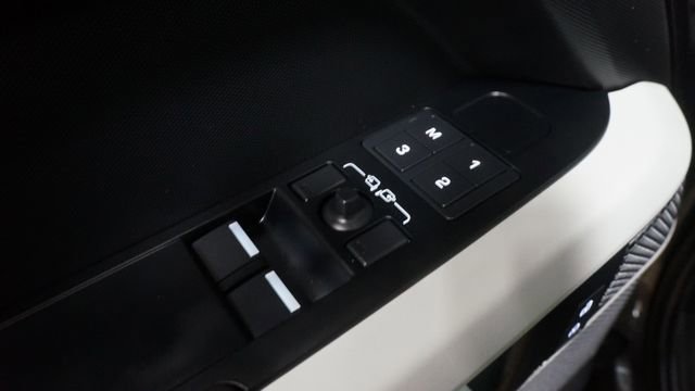 Used 2023 Land Rover Defender 90 S image 27