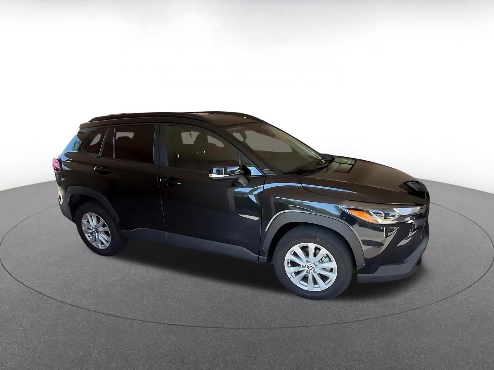 Used 2025 Toyota Corolla Cross LE image 2