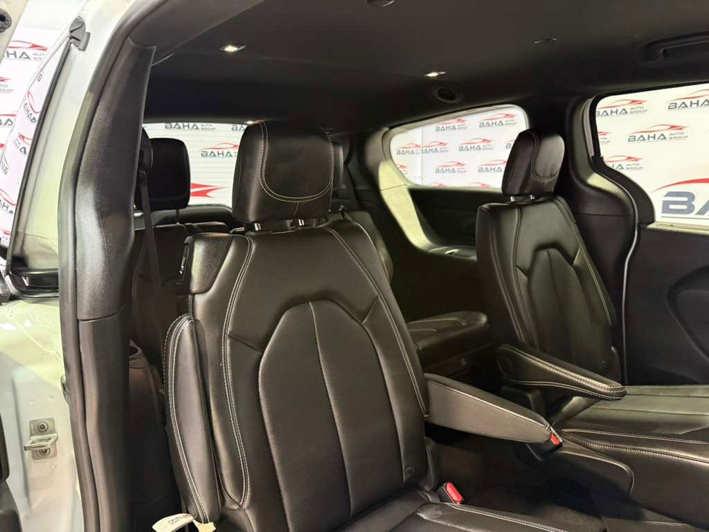 Used 2025 Chrysler Pacifica Select image 39