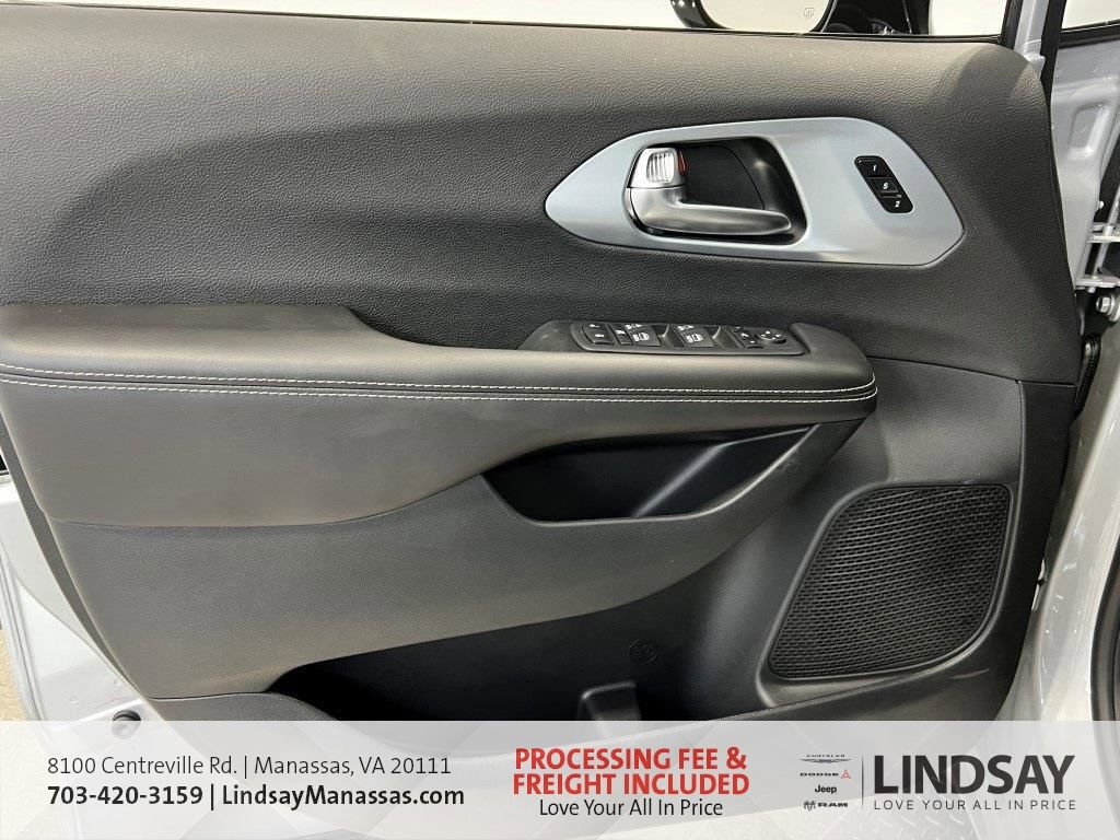 New 2026 Chrysler Pacifica Limited w/ S Appearance Package FWD image 31