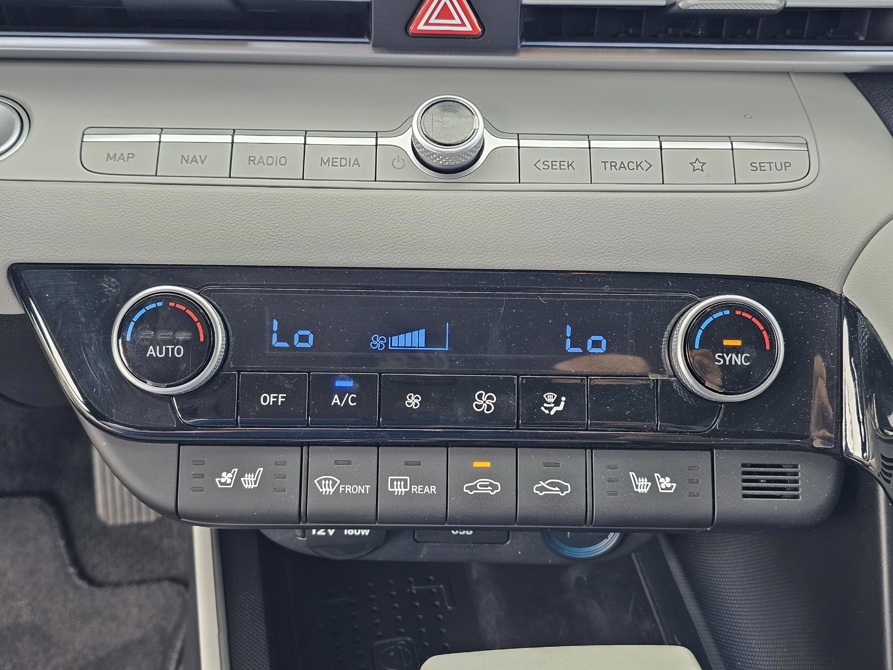 Used 2023 Hyundai Elantra Limited w/ Preferred Accessory Package image 27