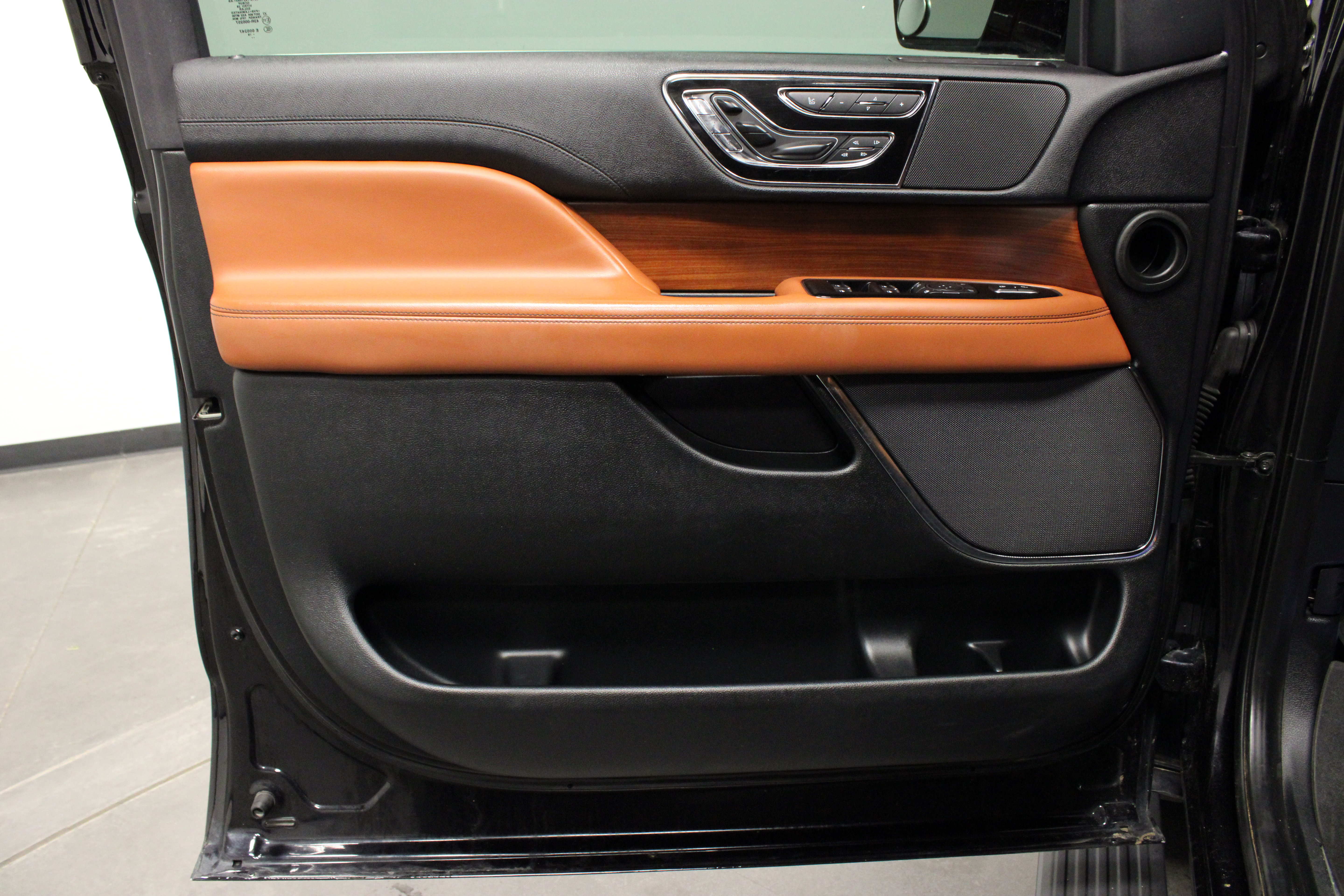 Used 2019 Lincoln Navigator L Reserve AWD/4WD image 23